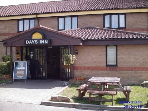 Days Inn By Wyndham London Stansted Airport Birchanger Buitenkant foto